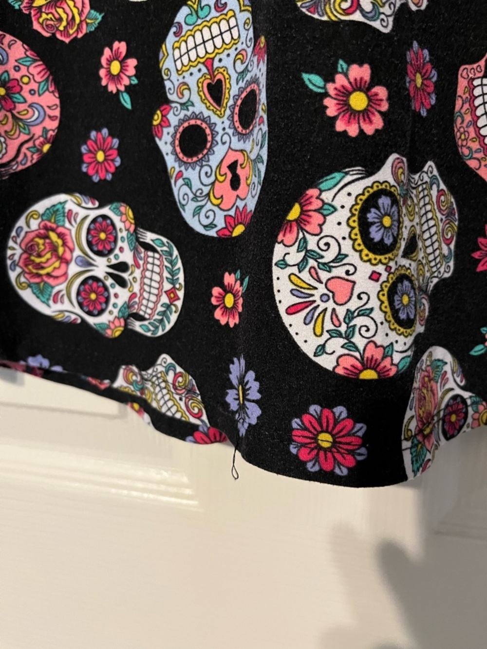 No Boundaries Women’s Black V-Neck Sugar Skull Print Top xxl 19 - Picture 3 of 6